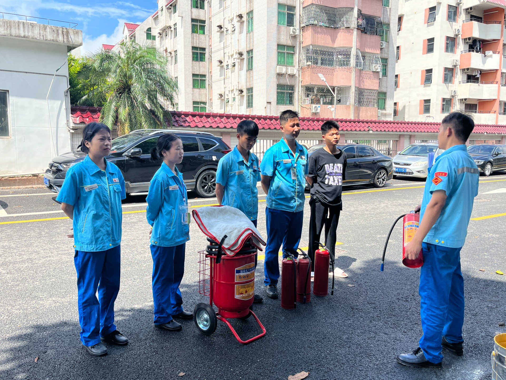 新二加油站行政主管黄飞武带领员工进行消防安全知识讲解和实操演练作业