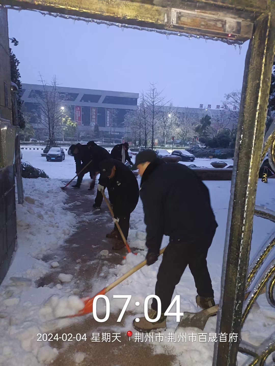 铲冰除雪 服务暖心人