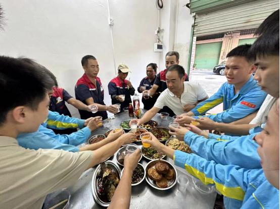 中秋团圆夜：董事长胥梓斌与司马加油站员工共庆佳节